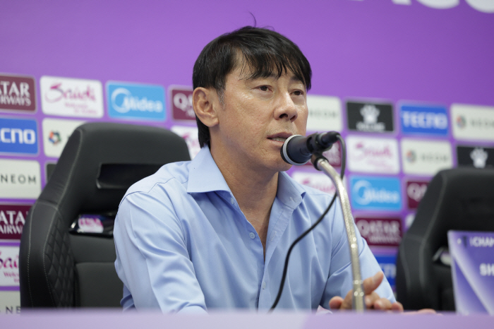  Director Shin Tae-yong's best friend Seo Jung-won came from behind to win the theater. Let's put in the best. It's like a joke. Smiling again