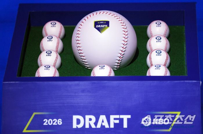 One more surprise! Doosan picked fielders for the second consecutive year...Nominated by Kim Joo-oh of Masan Yongmago 