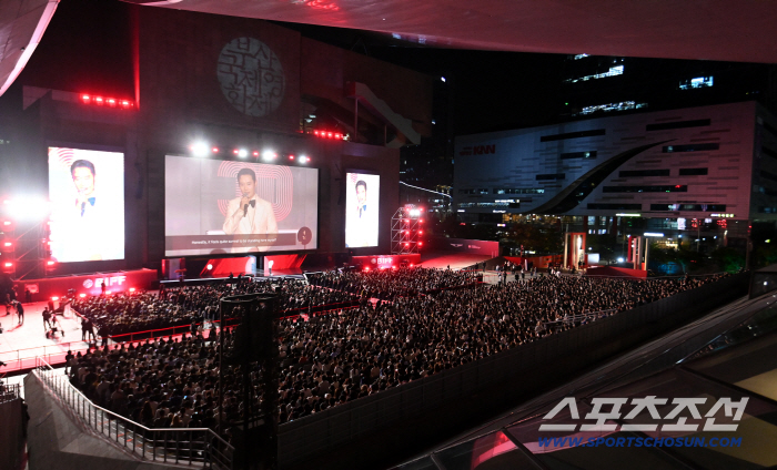  Audiences filled with the opening ceremony of the 30th Busan International Film Festival