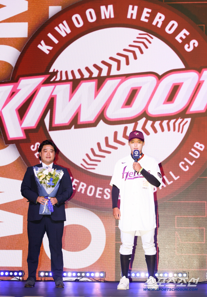  Bukil High School Park Jun-hyun, 1st Round Nominated Coach Park Seok-min's happy face