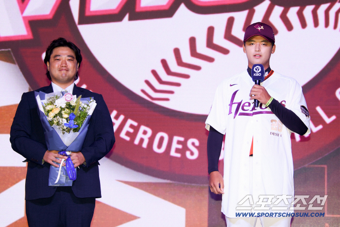 Bukil High School Park Jun-hyun, 1st Round Nominated Coach Park Seok-min's happy face