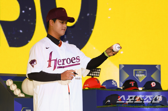  Bukil High School's Park Jun-hyun is the No. 1 overall pick to Kiwoom Heroes