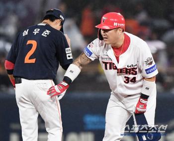  Choi Hyung-woo has an RBI double against Ryu Hyun-jin