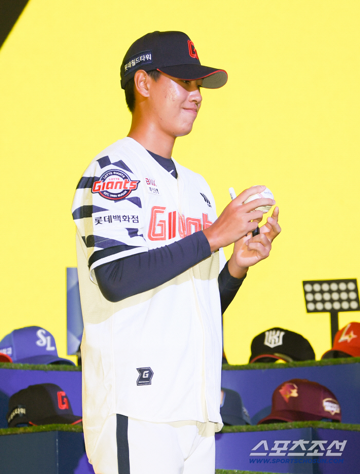  Dongsan High School's first signed ball