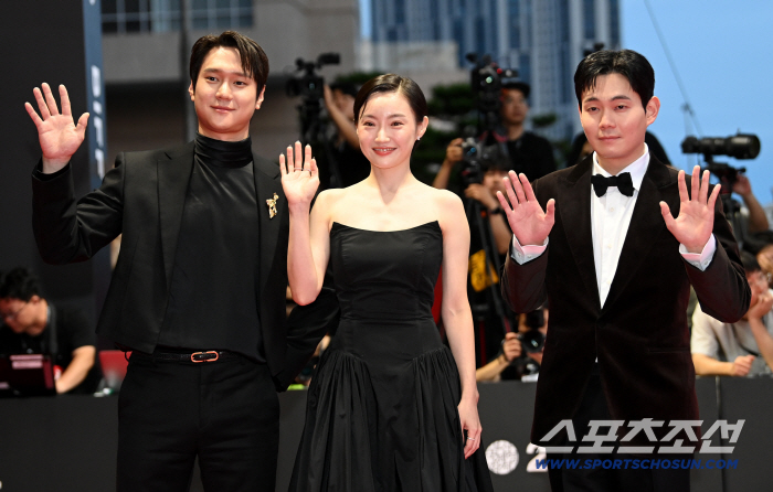  Go Kyung-pyo, Wi Ji-won, Ryu Kyung-soo, a brilliant red carpet greeting