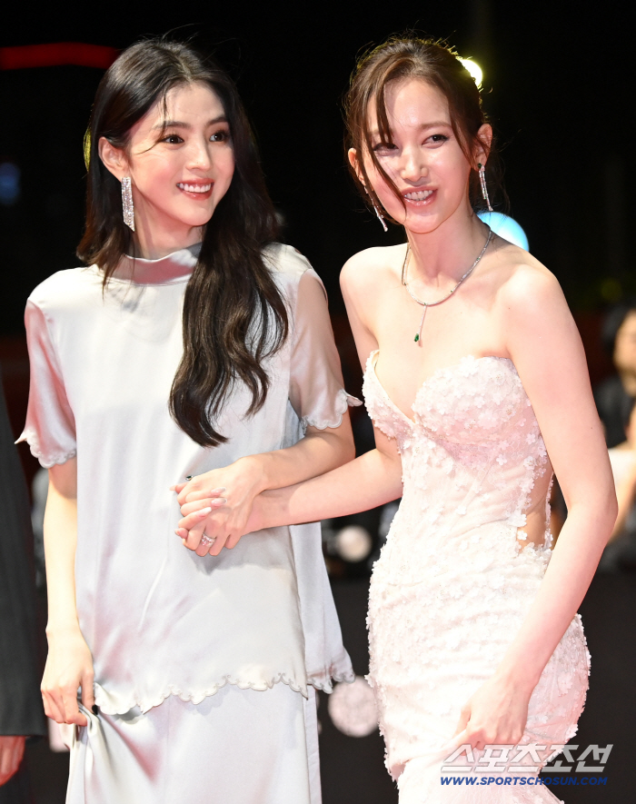  Han Sohee, Jeon Jongseo, holding hands