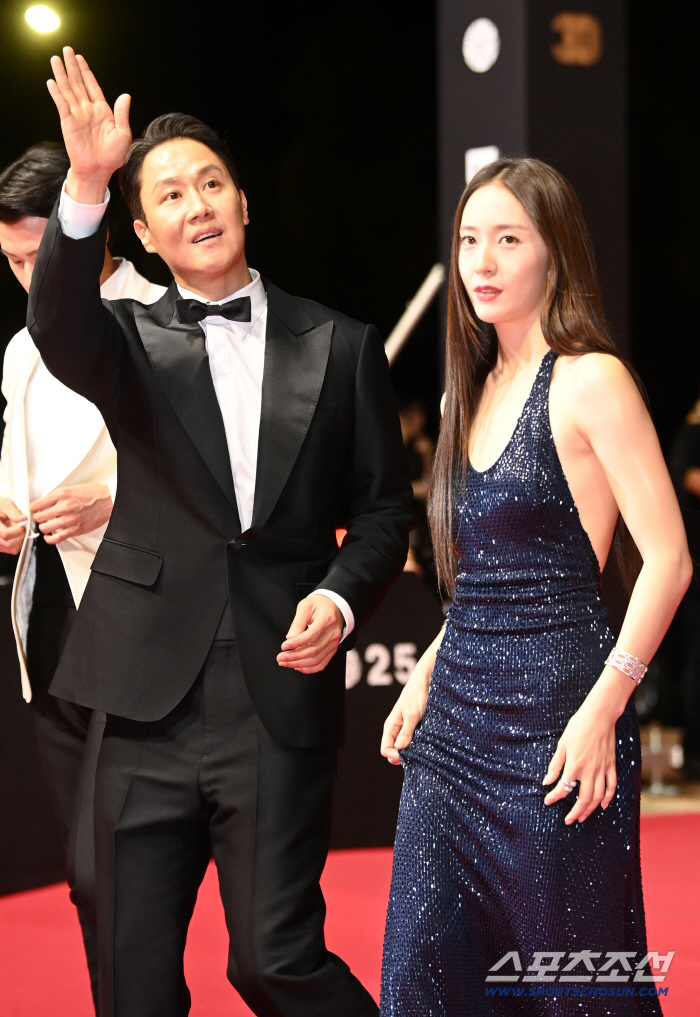  JEONG WOO JEONG WOO JEONG WOO and JEONG WOO say hello