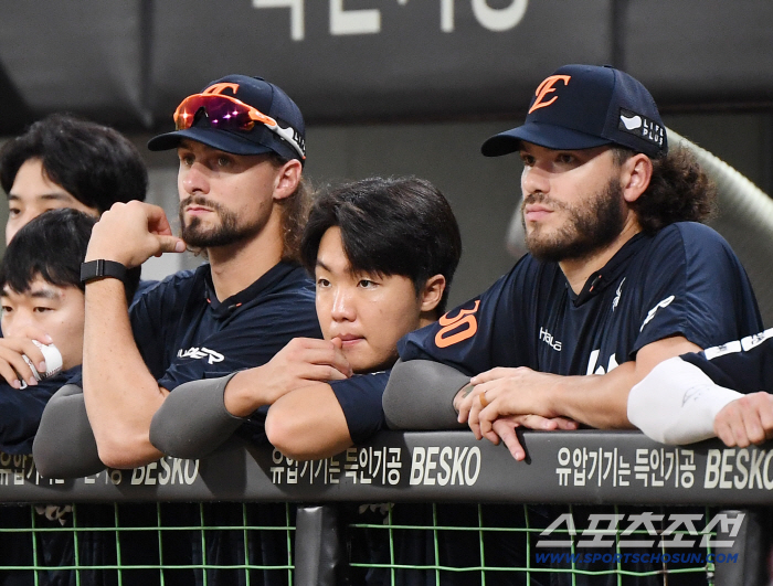  Jung Woo-ju and Weiss Ponce focus