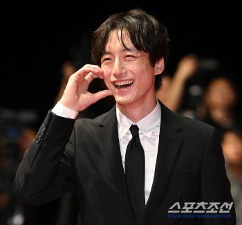  Kentaro Sakaguchi, smiling and making a cheek heart