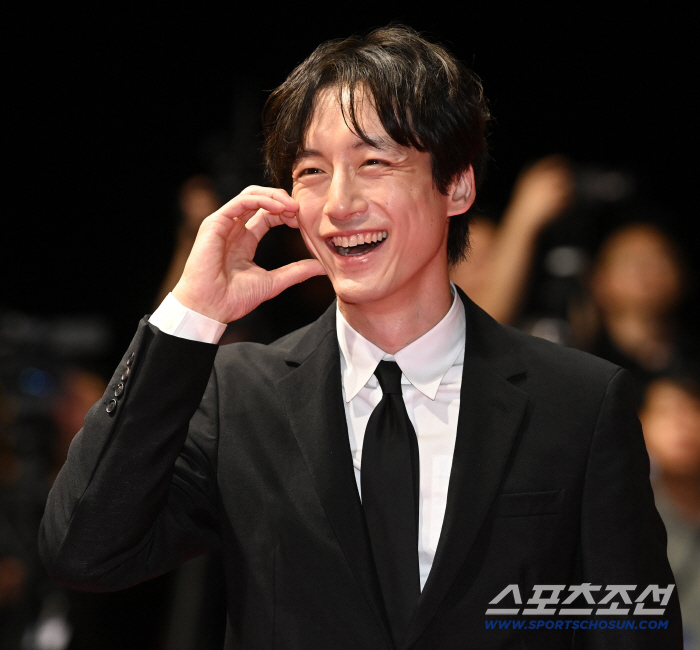  Kentaro Sakaguchi, smiling and making a cheek heart