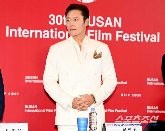  Lee Byung-hun's serious charm