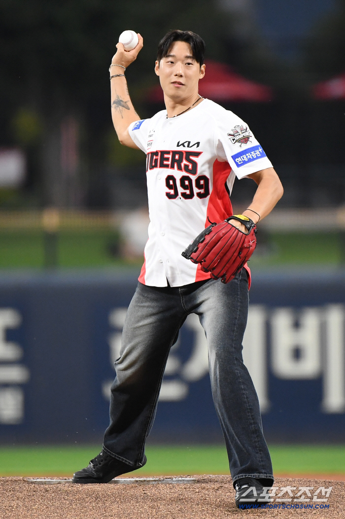  Lee Jae-sung, the gold medalist in track and field at the Summer U tournament, throws the first pitch for KIA home