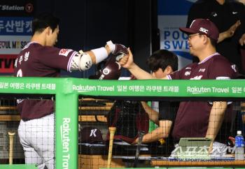  Lee Ju-hyung and Kim Tae-wan coach home run shot. Good