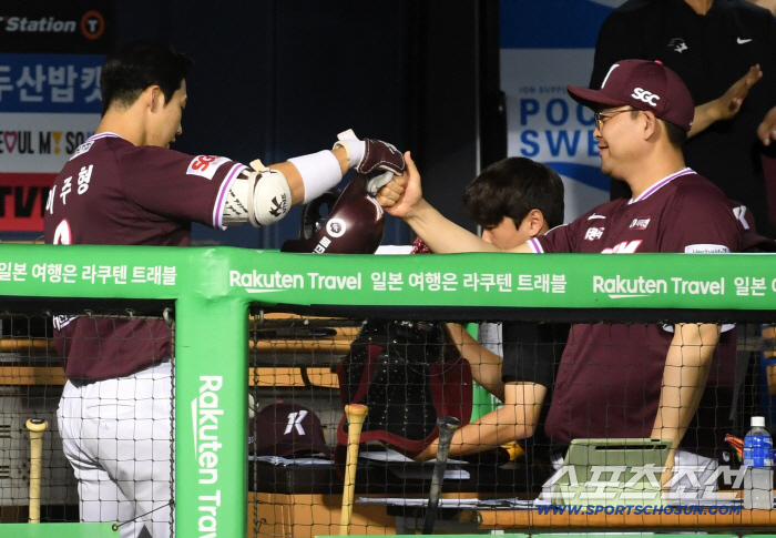  Lee Ju-hyung and Kim Tae-wan coach home run shot. Good