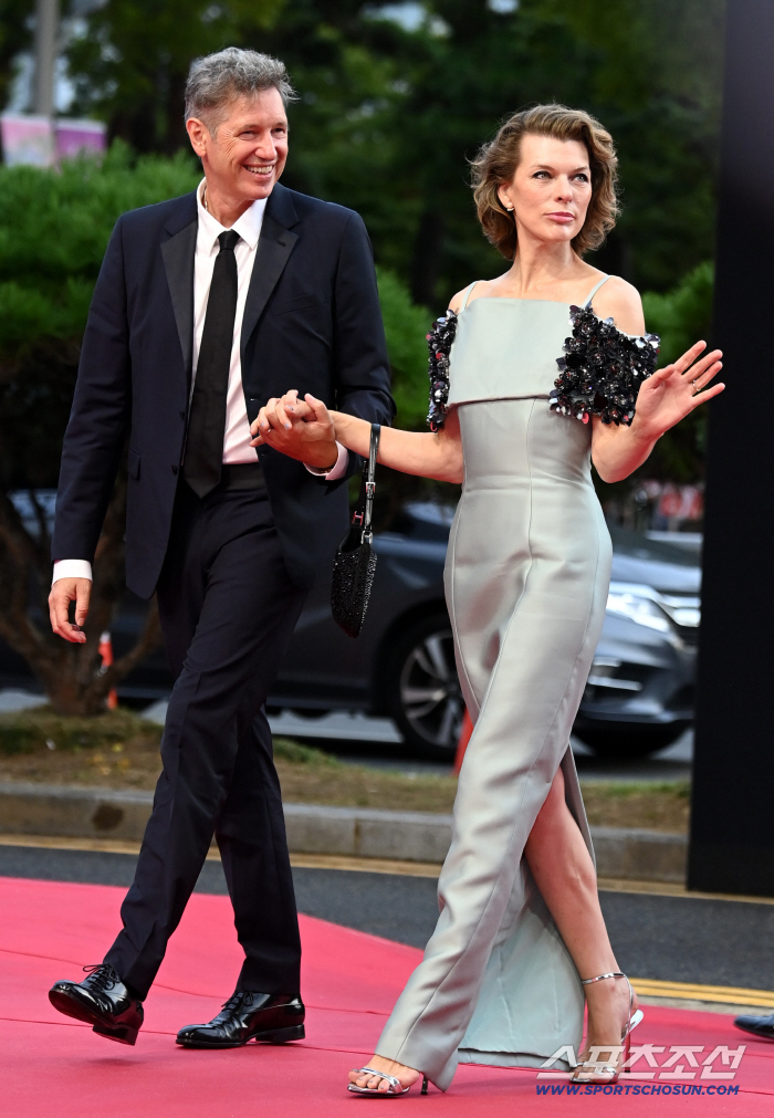  Mila Jovovich Paul Anderson and his wife are here