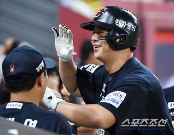  Noh Si-hwan, who hit a two-run shot, runs a home run for two consecutive days