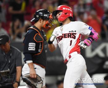  Park Chan-ho plays solo against Ryu Hyun-jin