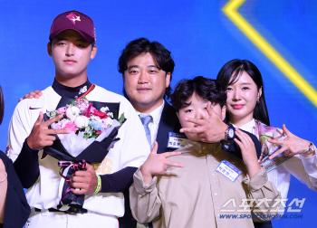  Park Jun Hyun and Park Seok Min's loving family