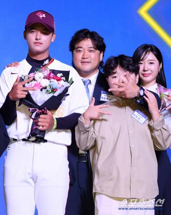  Park Jun Hyun and Park Seok Min's loving family