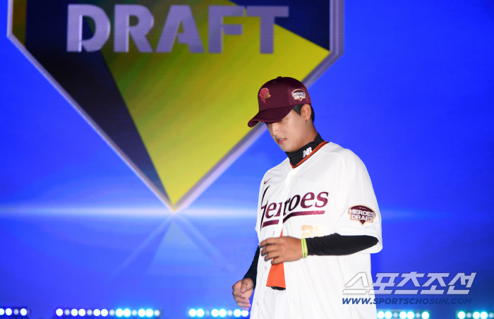  Park Jun-hyun, the first overall pick of the 2026 KBO Rookie Draft