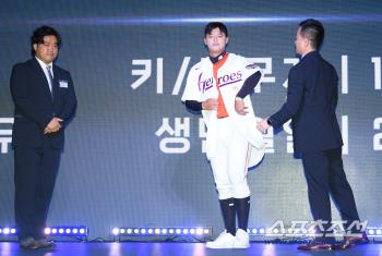  Park Jun-hyun, Heo Seung-pil, general manager, and Kiwoom uniform