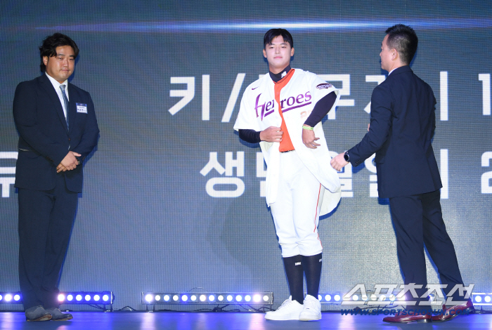  Park Jun-hyun, Heo Seung-pil, general manager, and Kiwoom uniform