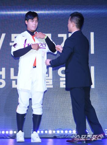  Park Jun-hyun, Heo Seung-pil, general manager, looks good in Kiwoom uniform