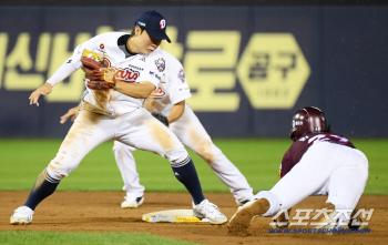  Park Jun-soon and Lim Ji-yeol stopped stealing