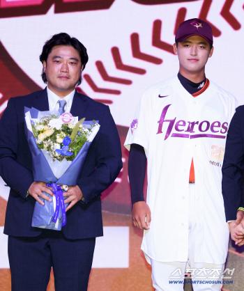  Park Seokmin's son, Park Junhyun, Kiwoom's first round pick. Happy moment