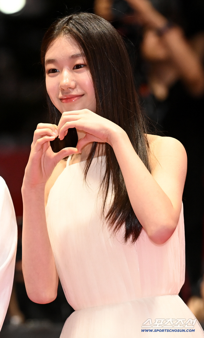  Park Soyee, make a heart with a cute smile