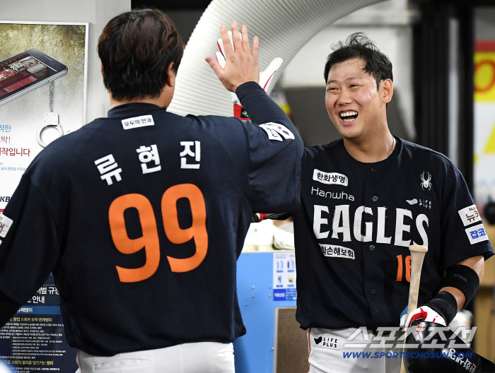  Ryu Hyun-jin High Five with Ha Joo-seok, Thank You