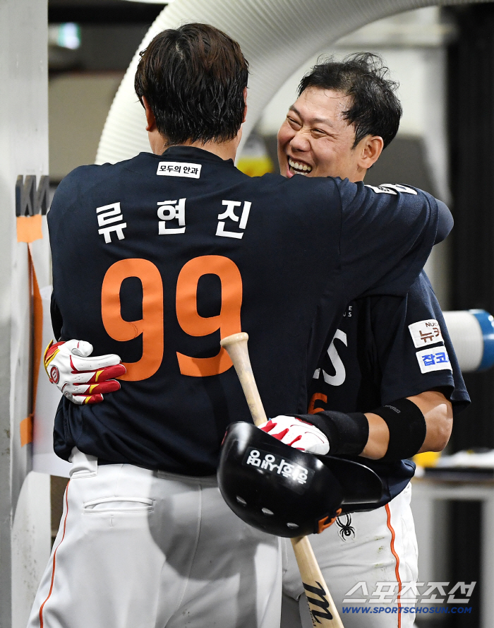  Ryu Hyun-jin hugs Ha Joo-seok, who is grateful
