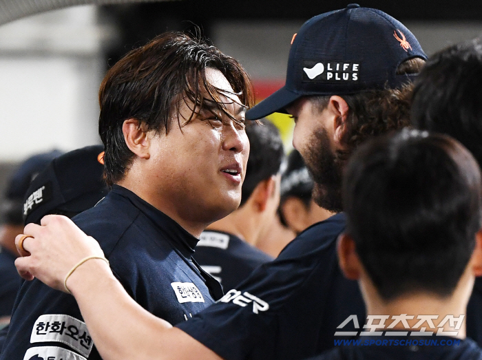  Ryu Hyun-jin smiles and hugs Ponce