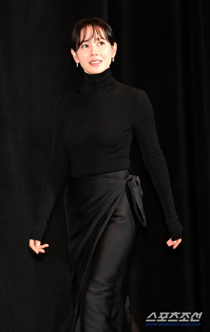  Son Yejin, all black beauty