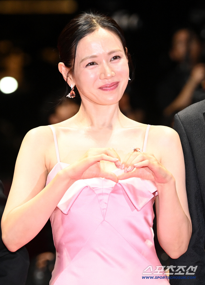  Son Yejin, make a heart with a shy smile