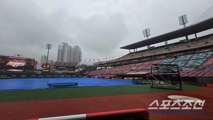  Suwon KT Wiz Park, which is falling in anticipation of KTLG