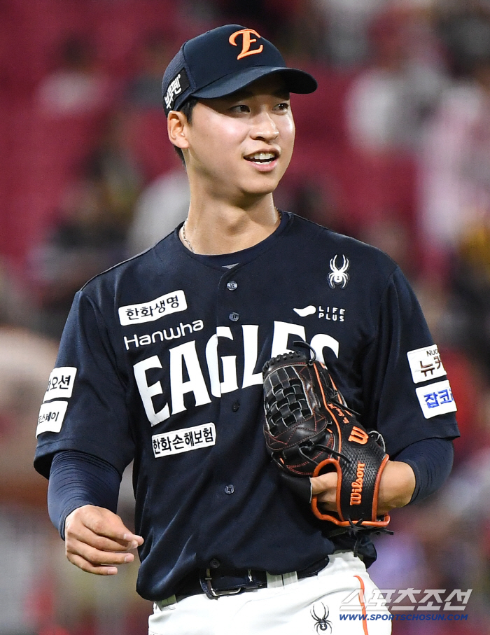  Um Sang-baek, who smiles more, pitched 1 scoreless inning