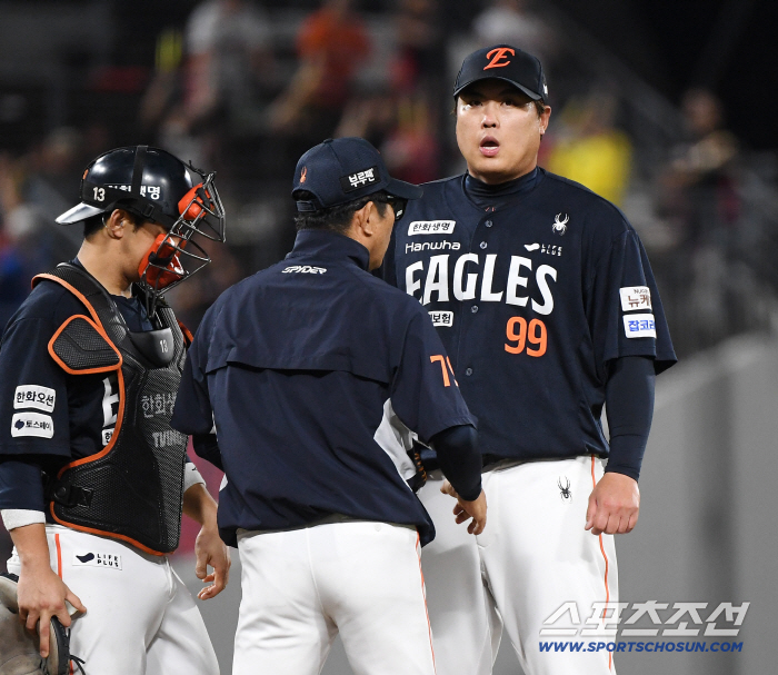  Yang Sang-moon, pitching coach encourages Ryu Hyun-jin