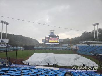 Real-time Daegu, strong wind  heavy rain! Lapak Large tarpaulin unfolds in a difficult way → The preliminary date for the Lotte Samsung match is on the 24th