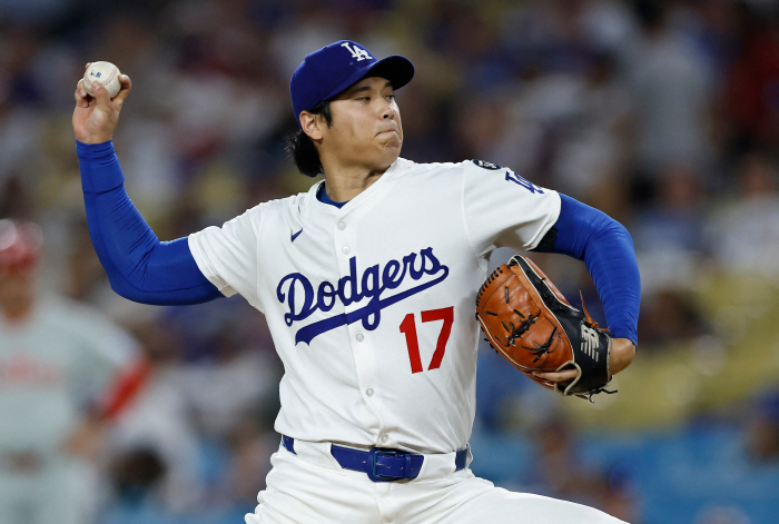 Roberts looking into something and Ohtani looking at it sadly, the party of 50 homers and 50 strikeouts was ruined