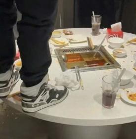 The ruling on compensation of 400 million won for two teenagers who peed in a pot...the world's most expensive pee