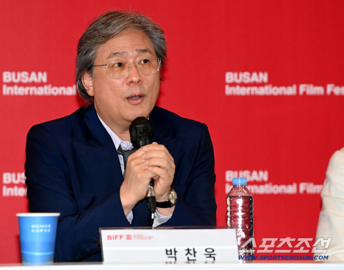  I can't help it Director Park Chan-wook's opening film of the Boo-guk Festival is the first time to attend with a trembling heart