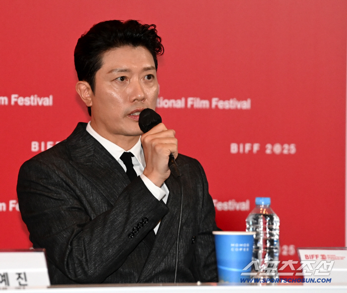  I can't help it When I saw Park Hee-soon in Venice, I laughed, but I cried so much after seeing her again