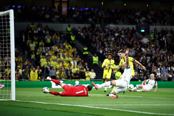  Tottenham, GK's mistake, own goal, lucky victory! Win 1-0 at Villarreal