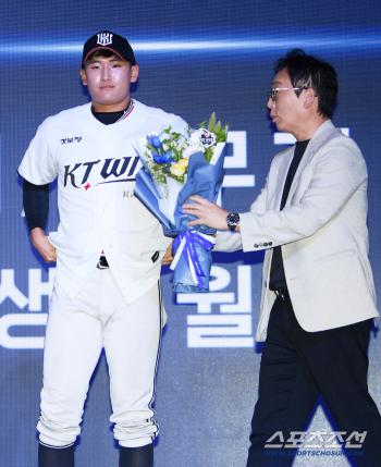 Unexpected Top 1 Nomination...KT's choice is former high school student Park Jihoon 