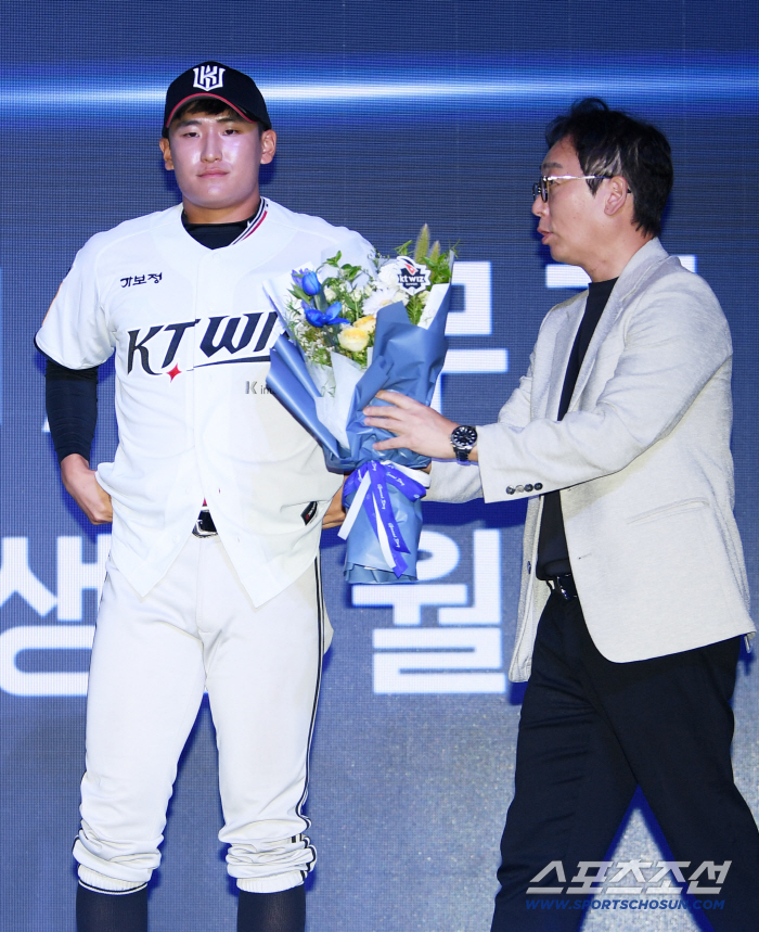 Unexpected Top 1 Nomination...KT's choice is former high school student Park Jihoon 