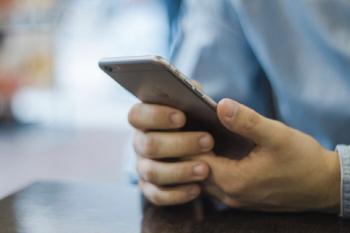 University Student Shocked By Paralyzing Lower Legs After Using Smartphones for Long Time