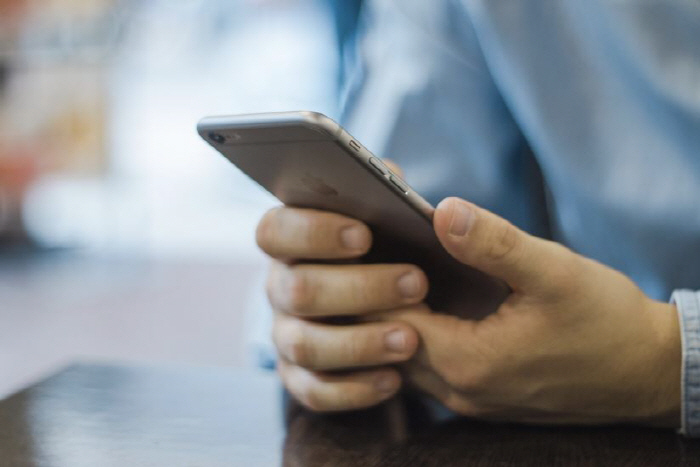 University Student Shocked By Paralyzing Lower Legs After Using Smartphones for Long Time