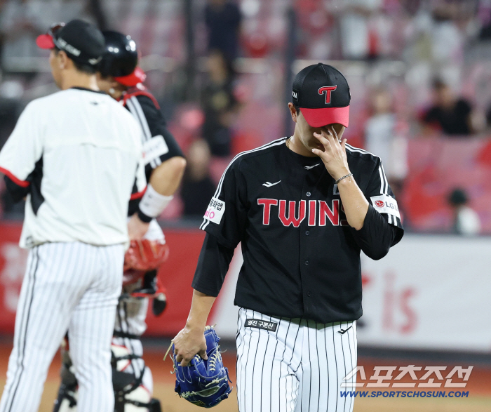 Yoo Young-chan, don't tell me you're going to lose your S chance because you're leading by 5 points. Three hits, two walks and two runs in one inning. Can LG win at the last minute be the biggest variable?