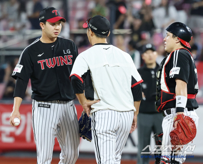 Yoo Young-chan, don't tell me you're going to lose your S chance because you're leading by 5 points. Three hits, two walks and two runs in one inning. Can LG win at the last minute be the biggest variable?